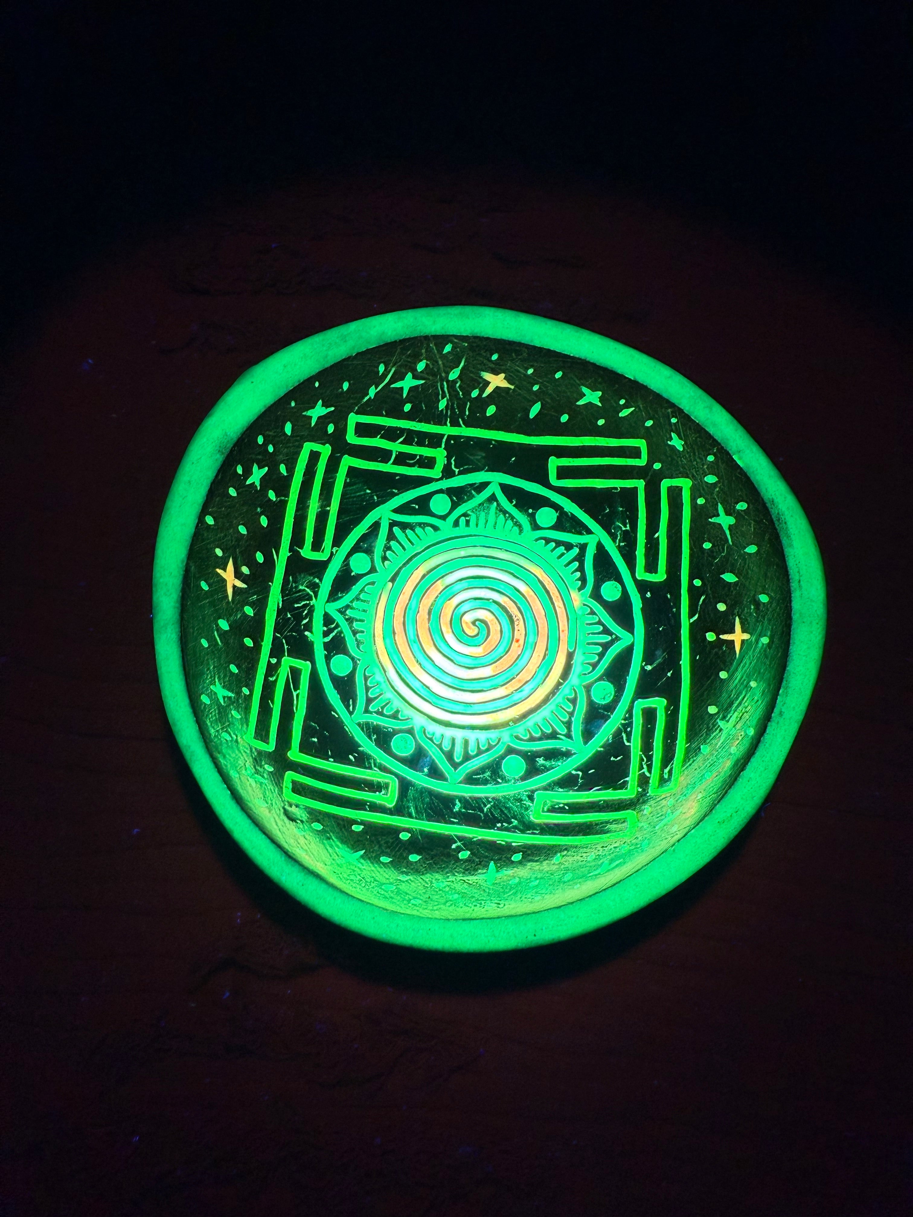 Coconut mixing bowl(Glow/UV) 1/1 ‘Bhupura Earth Spiral’