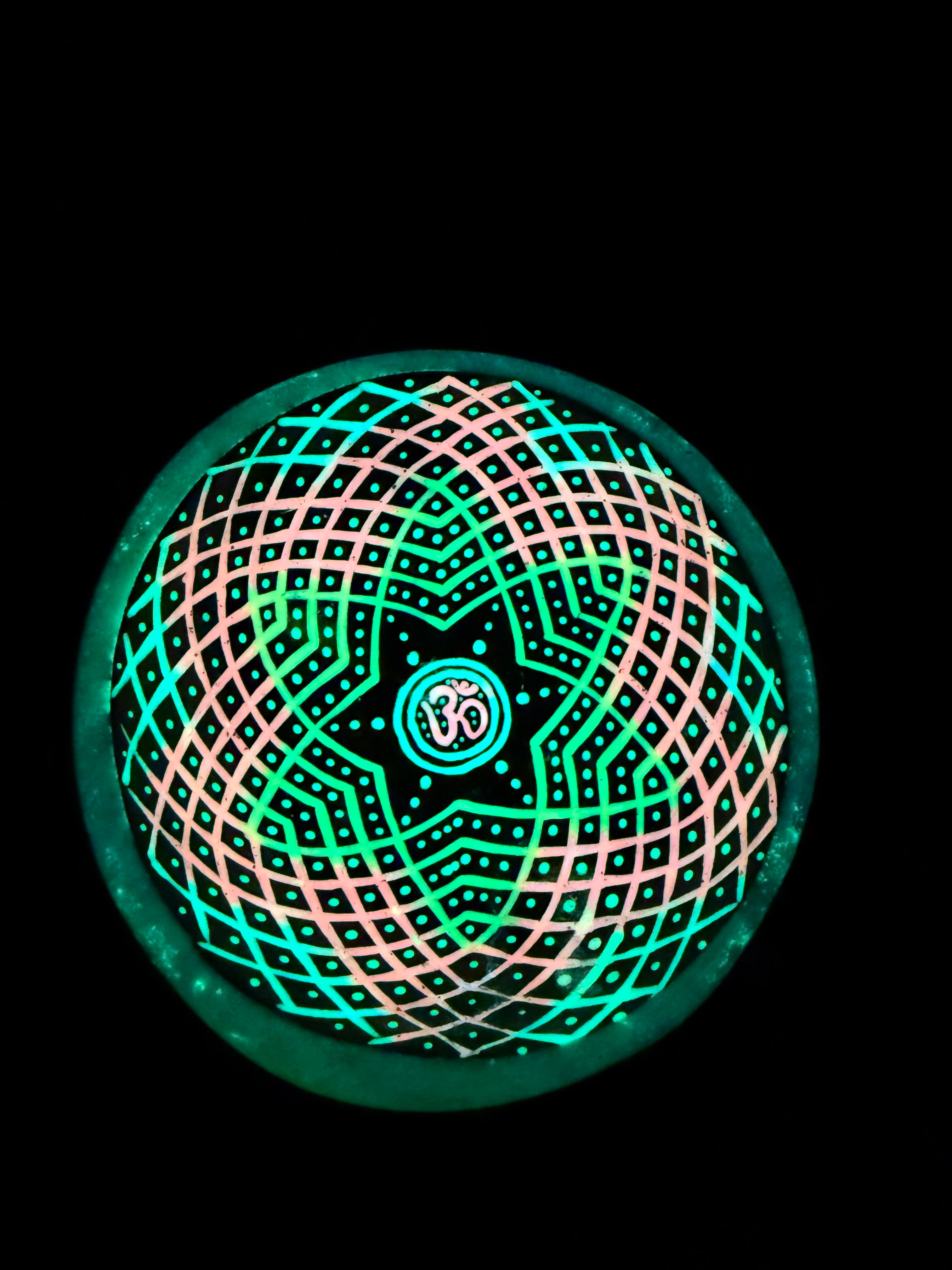 Coconut mixing bowl(Glow/UV) ‘Ripple Effect’ 1/1