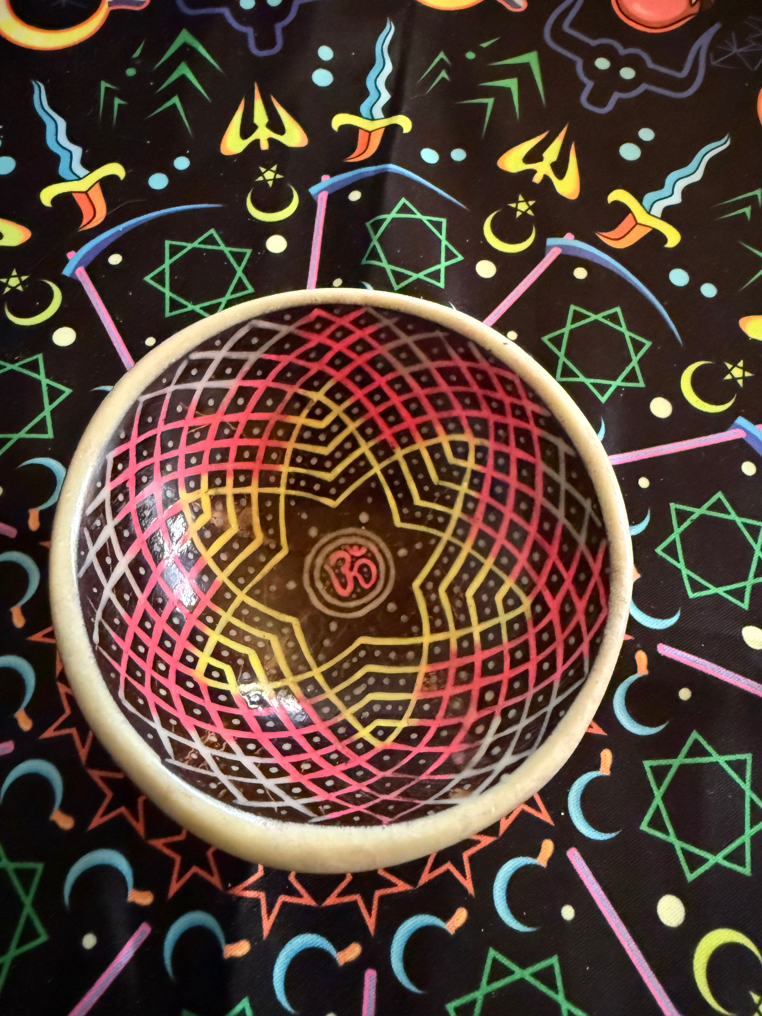 Coconut mixing bowl(Glow/UV) ‘Ripple Effect’ 1/1