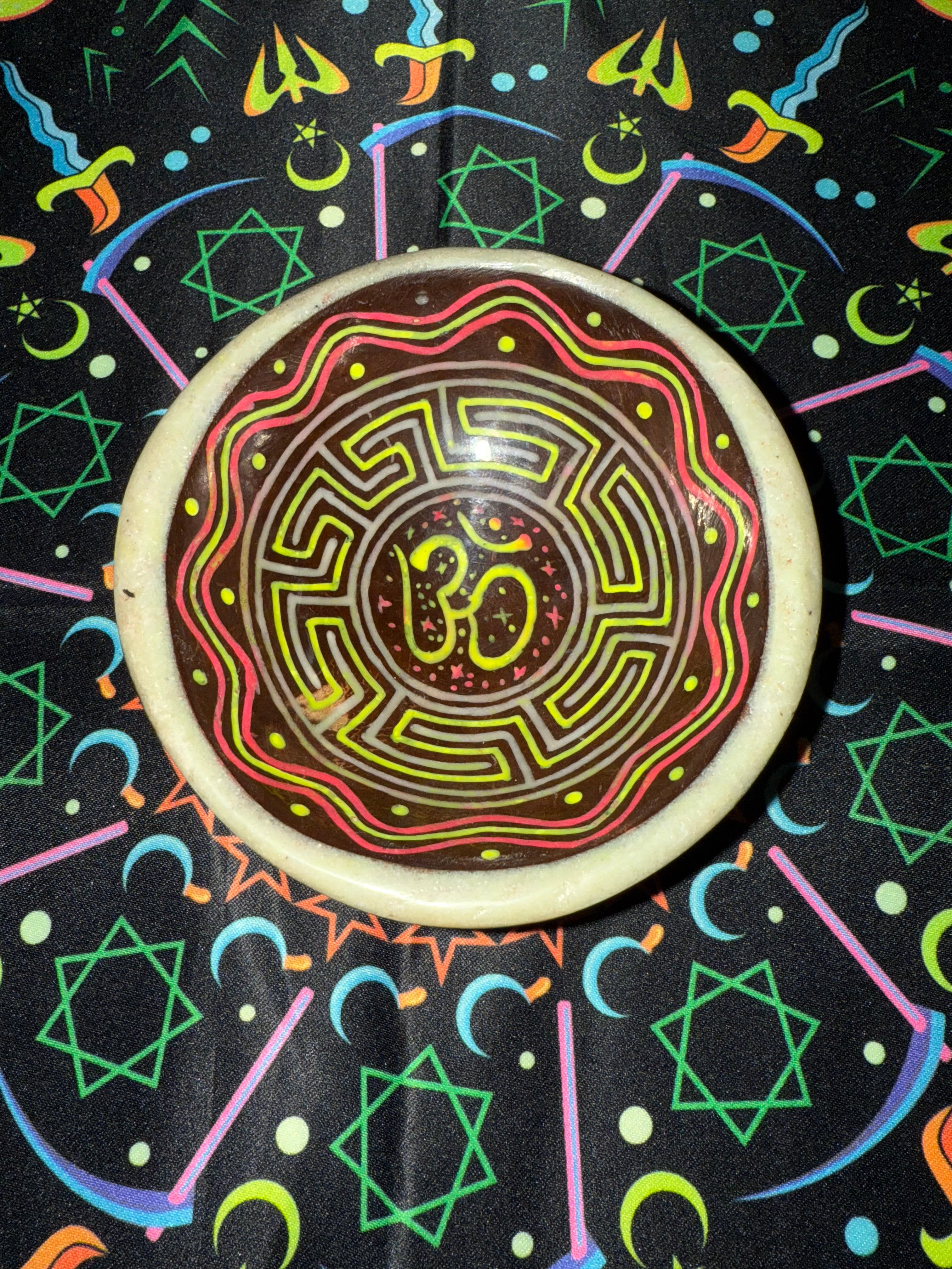 Coconut mixing bowl(Glow/UV)-‘Mind Labyrinth’ 1/1