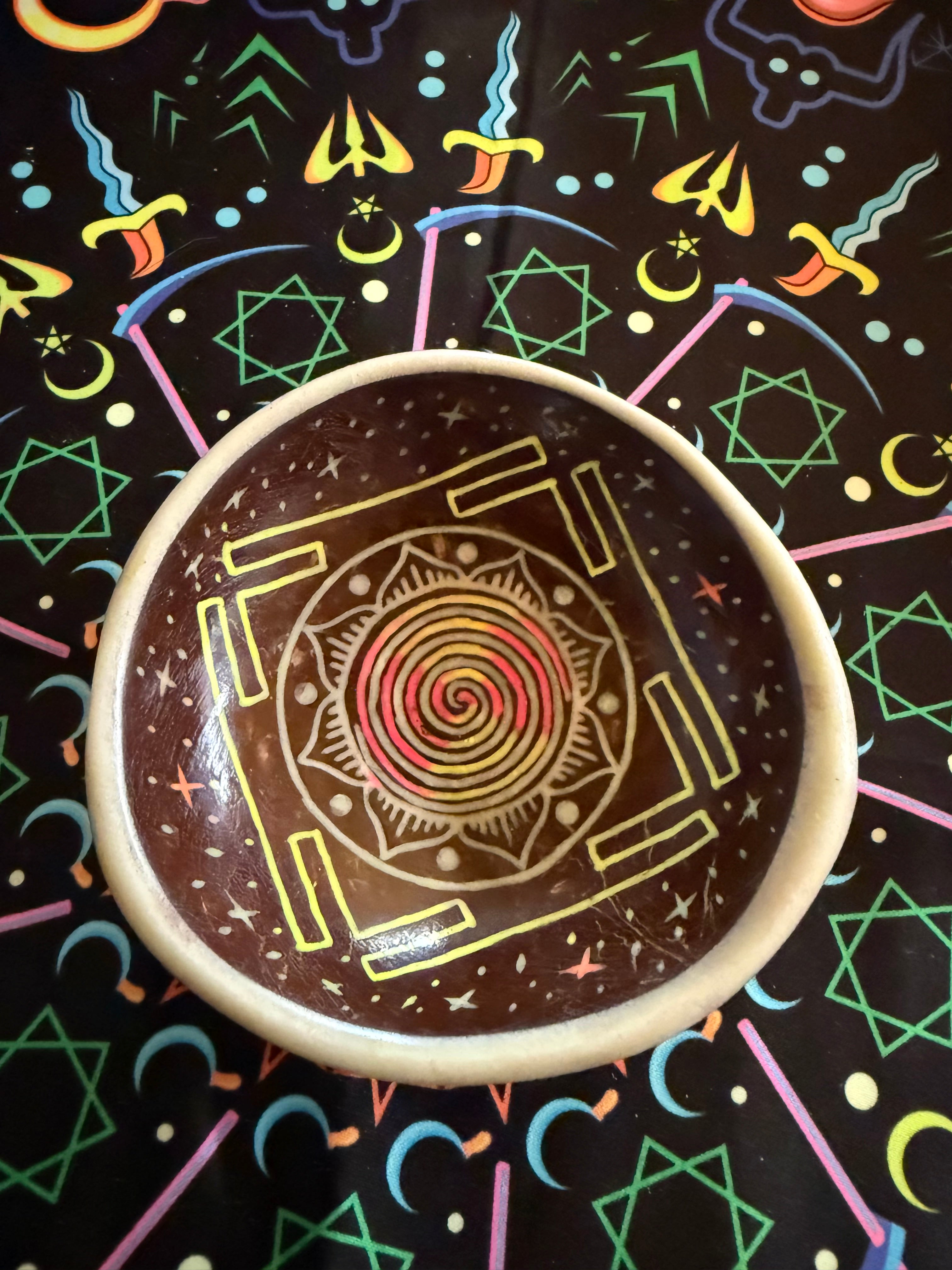 Coconut mixing bowl(Glow/UV) 1/1 ‘Bhupura Earth Spiral’