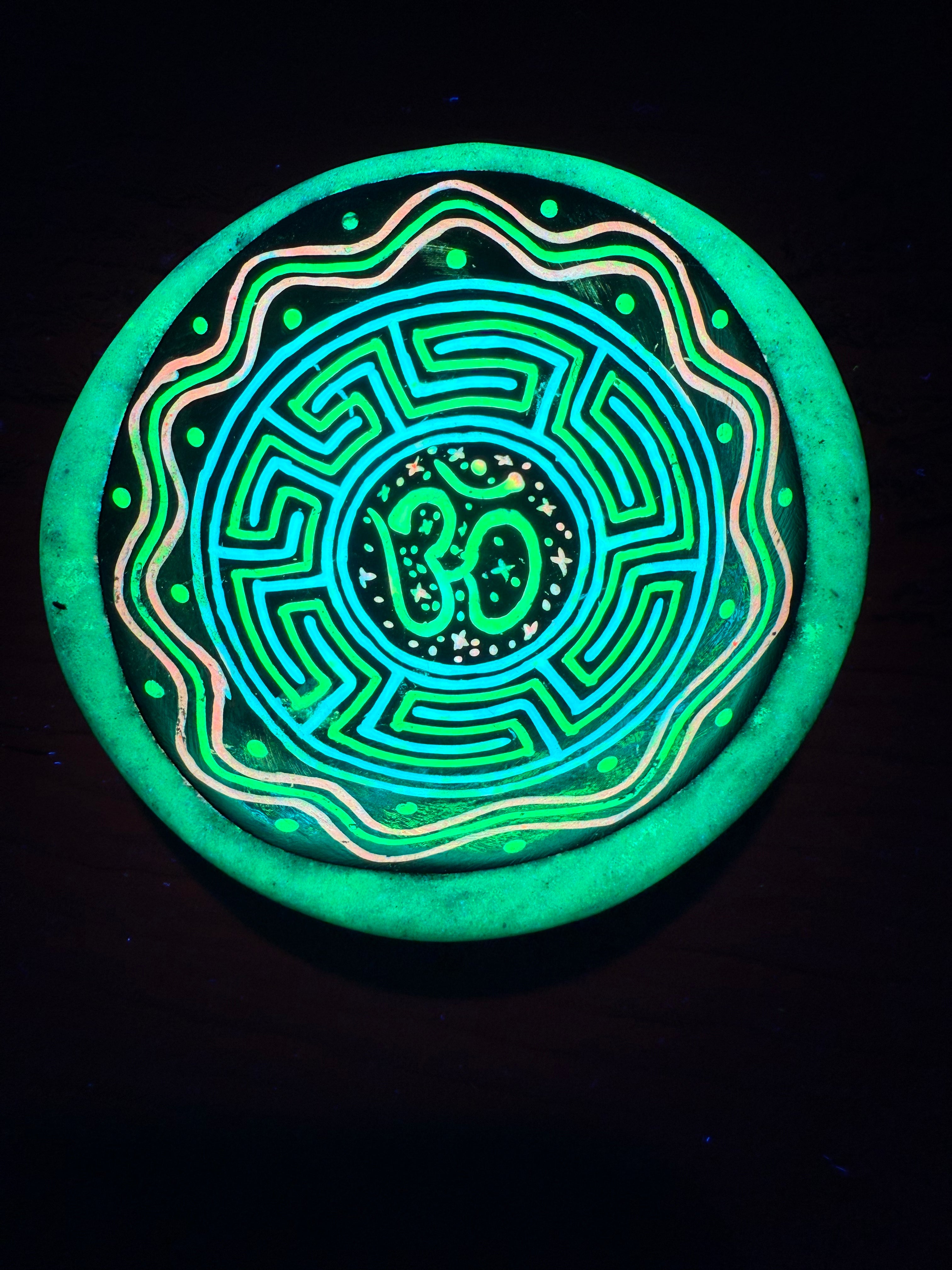 Coconut mixing bowl(Glow/UV)-‘Mind Labyrinth’ 1/1